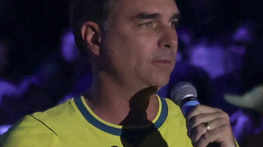 Flávio Bolsonaro investe em discursos na área da segurança pública — Foto: Raul Luciano/AtoPress/Folhapress