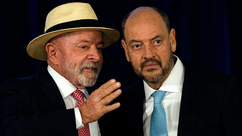 Lula com Ricardo Couto: criar condições para investimentos em políticas públicas — Foto: Gabriel de Paiva/Agência O Globo