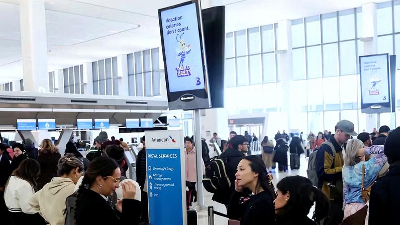 Aeroporto de LaGuardia, em Nova York: filas ficam cada vez maiores por escassez de pessoal e provocam atrasos nos voos — Foto: Heather Khalifa/Bloomberg