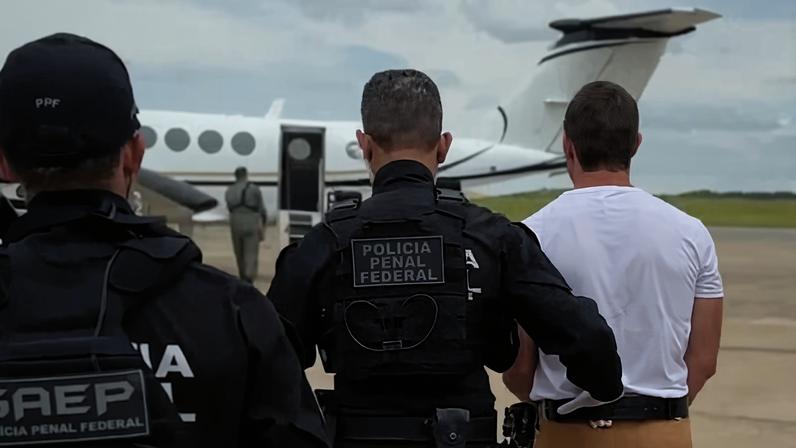 Policiais conduzem Daniel Vorcaro após segunda prisão, em março de 2026 — Foto: Reprodução TV Globo