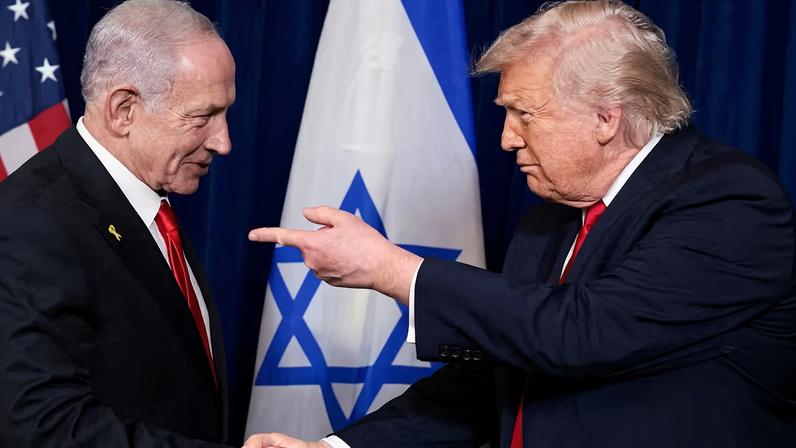 Netanyahu (à esq.) e Trump, durante encontro em Mar-a-Lago, na Flórida: americano tem nas mãos as cartas que definem futuro do líder israelense — Foto: Jonathan Ernst/Reuters