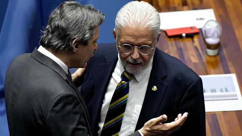 Haddad com Wagner: “Sou testemunha de que ele ajudou o governo a bloquear os interesses da instituição” — Foto: Jonas Pereira/Agência Senado