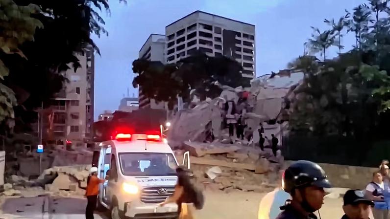 Imagem de equipes de socorro perto de edifício que desabou em Caracas: tremores foram sentidos em Manaus — Foto: Reuters TV