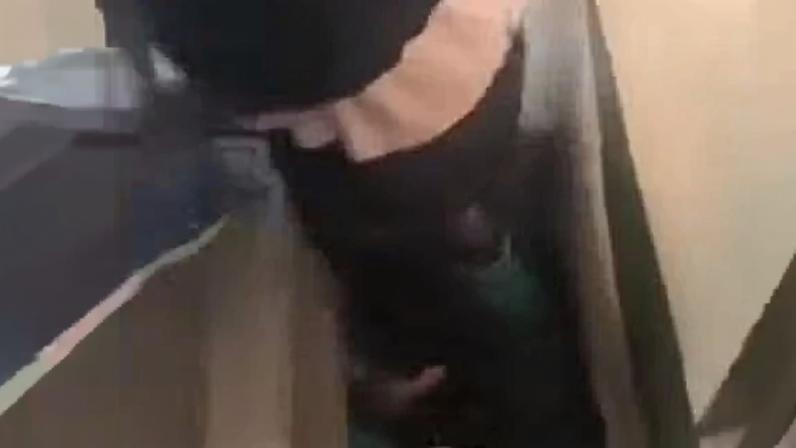 Mulher cai no vão entre trem e plataforma durante superlotação na Linha 9-Esmeralda, em SP, e é resgatada por passageiros na noite desta terça-feira (2). — Foto: Reprodução/Redes Sociais