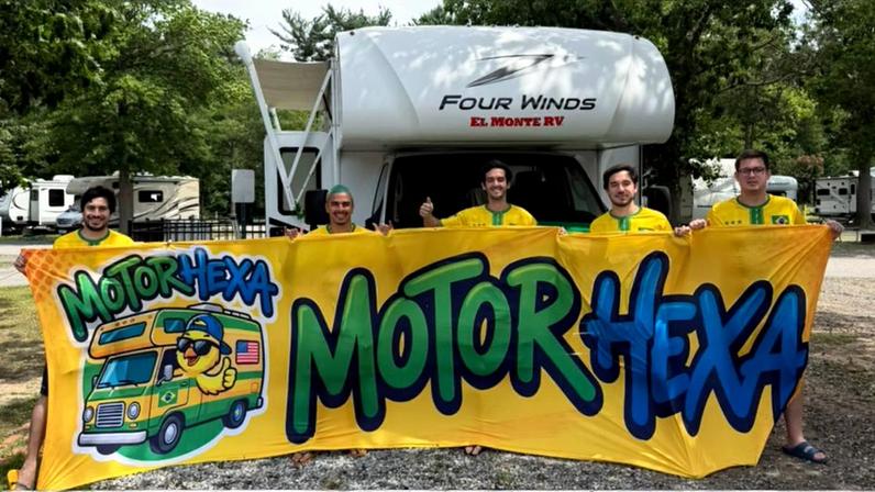 Grupo de amigos acompanha seleção brasileira no MotorHexa — Foto: Arquivo pessoal