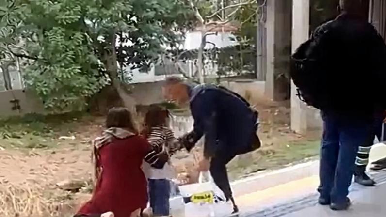 Criança é retirada após cair em vão entre trem e plataforma na Linha 9-Esmeralda — Foto: Reprodução