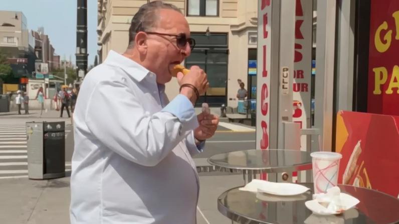 Galvão Bueno experimenta o cachorro-quente mais famoso de Nova York