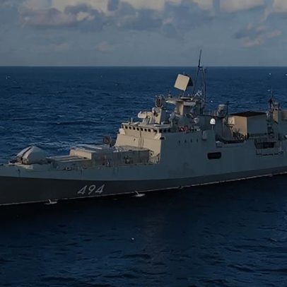 Fragata russa dispara tiros de alerta contra iate britânico