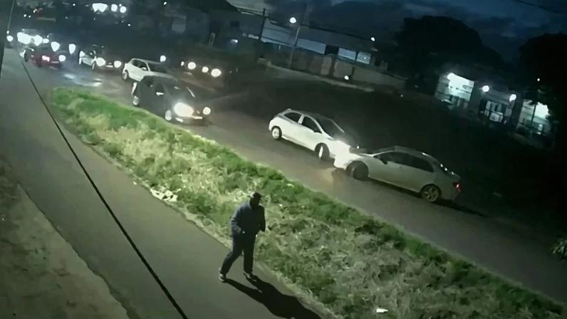Motorista na contramão bate várias vezes em carro no PR. Vídeo