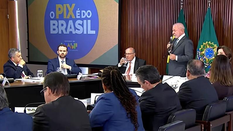 Reprodução de imagem colorida de Lula em reunião ministerial - Metrópoles