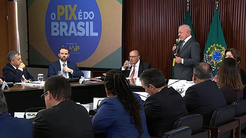 Reprodução de imagem colorida de Lula em reunião ministerial - Metrópoles