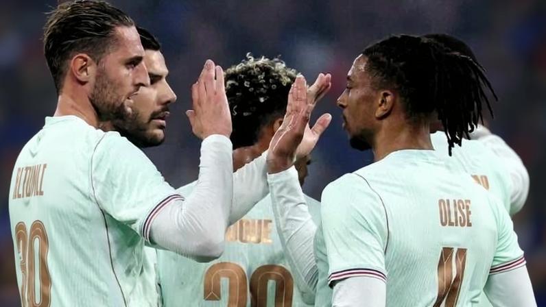 França comemora gol de Michael Olise, em amistoso contra a Irlanda do Norte