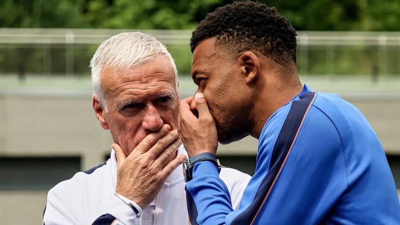 Mbappé e Deschamps na apresentação da França (Foto: Thomas Padilla / POOL / AFP)