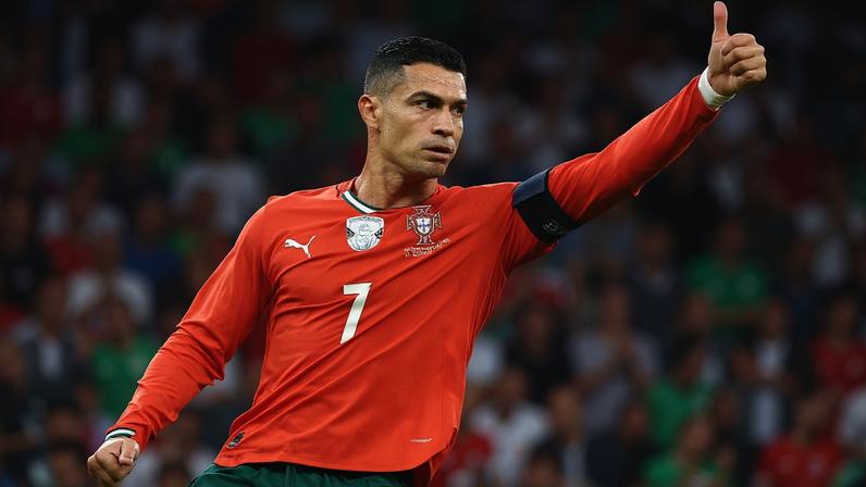 Cristiano Ronaldo em ação na partida entre Portugal e Irlanda (Foto: Patricia de Melo Moreira / AFP)