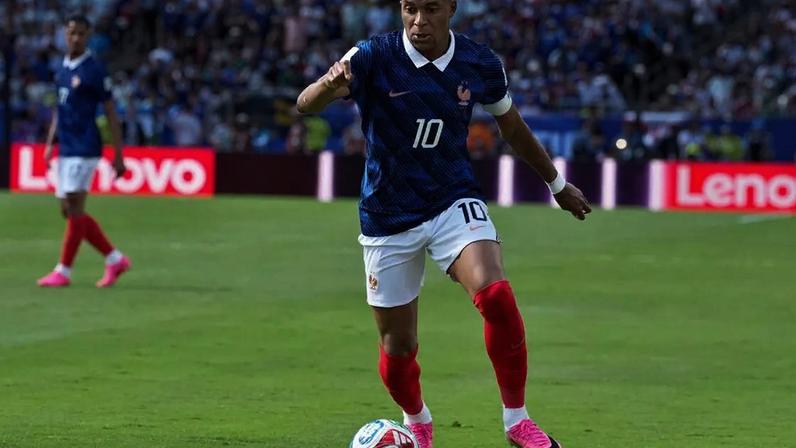 Kylian Mbappé tenta assumir a artilharia da Copa após marcar duas vezes na estreia da França.