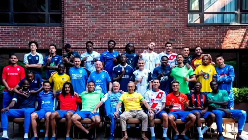 Atletas da seleção francesa posam com a camisa dos clubes onde cada um deu os primeiros passos no futebol — Foto: Reprodução/ Instagram