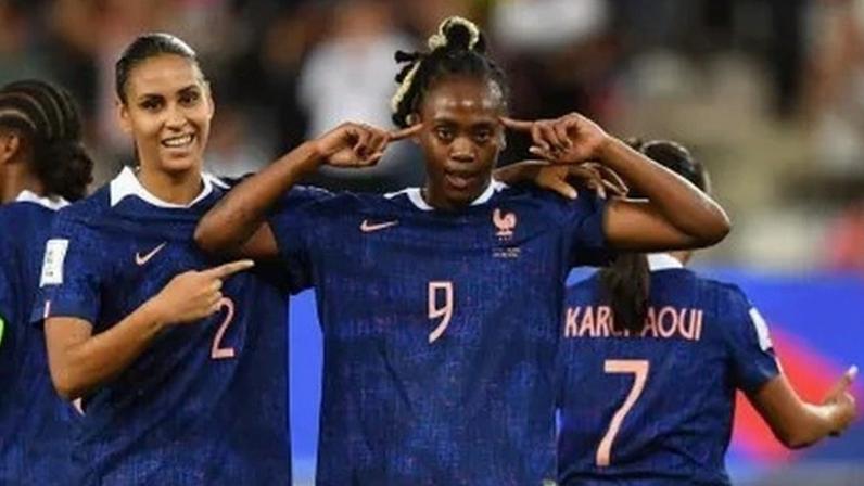 Jogadoras da França celebrando a vitória sobre a Irlanda, válida pelas Eliminatórias da Europa à Copa do Mundo Feminina de 2027