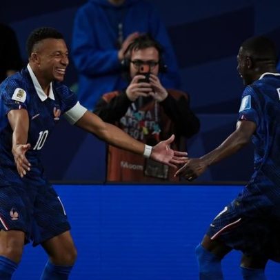 França de Mbappé vence Iraque após chuva e pausa
