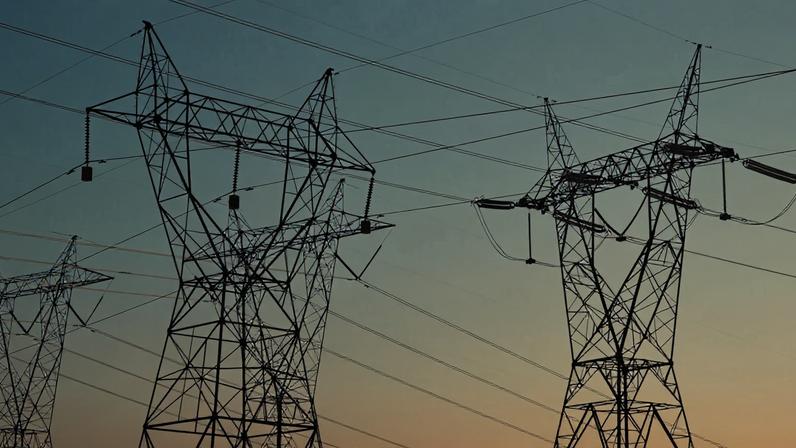 A política contemporânea parece cada vez mais aprisionada pela tirania do curto prazo e, nesse ambiente, o futuro perde espaço para o imediato, diz o articulista; na imagem, torres de energia