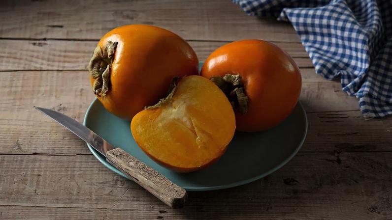 Rico em vitamina C e fibras, caqui pode trazer benefícios que muita gente desconhece