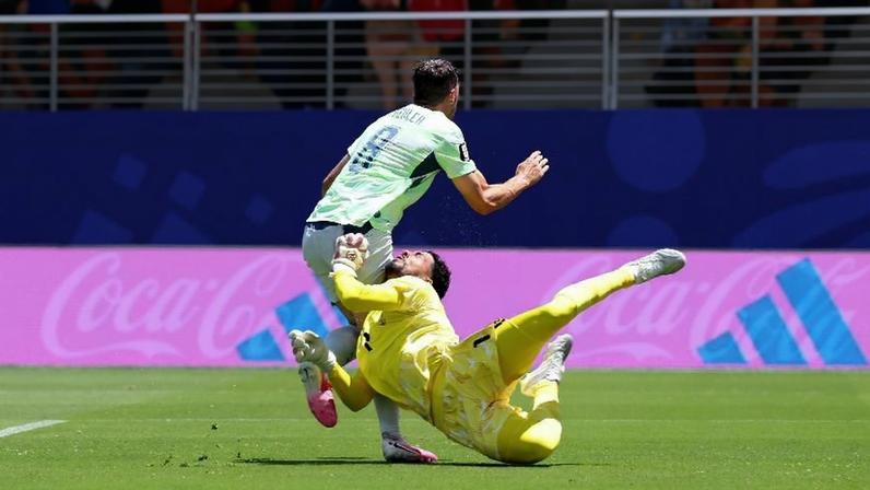 Freuler sofre pênalti do goleiro catari Mahmoud Abunada durante partida entre Qatar e Suíça pela Copa do Mundo 2026