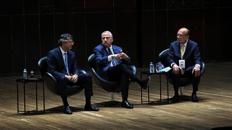 Da esquerda para a direita: André Esteves, Thomas Friedman, Gilmar Mendes
