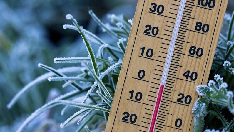 Onda de frio mantém temperaturas negativas no Sul do Brasil e estabelece novos recordes de frio em Florianópolis, Curitiba e Rio Branco.