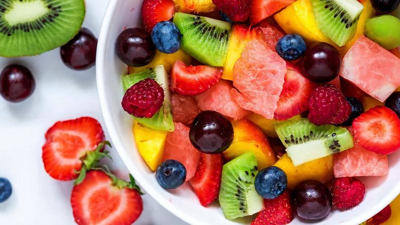 Foto colorida de frutas em tigela branca - Metrópoles