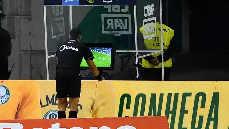 O árbitro Felipe Fernandes de Lima confere o VAR durante partida entre Palmeiras x Chapecoense válida pela decima oitava rodada do Campeonato Brasileiro de Futebol 2026, último jogo antes da Copa do Mundo