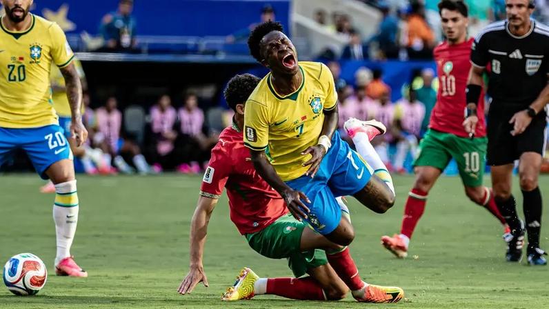 Vini Jr sofre falta no duelo contra Marrocos .