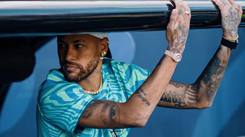Neymar ficou ao lado dos companheiros na estreia da Seleção na Copa