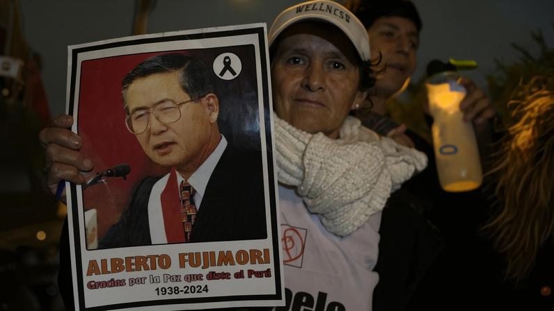 Apoiadora de Keiko Fujimori exibe foto do pai da presidente eleita do Peru durante ato em Lima no início de junho (Foto: John Reyes Mejía/EFE)