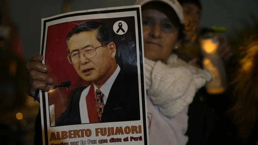Apoiadora de Keiko Fujimori exibe foto do pai da presidente eleita do Peru durante ato em Lima no início de junho (Foto: John Reyes Mejía/EFE)