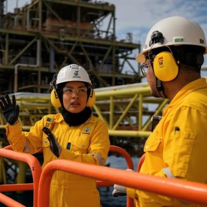 Petróleo fecha sem direção definida diante de cenário geopolítico