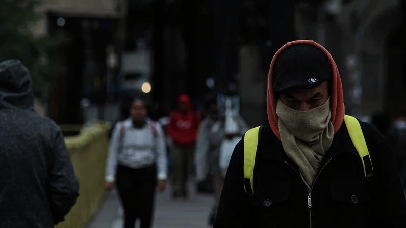 Pedestres tentam se proteger do frio no centro, da cidade de São Paulo, SP. — Foto: ALEXANDRE MARETTI/FUTURA PRESS/ESTADÃO CONTEÚDO