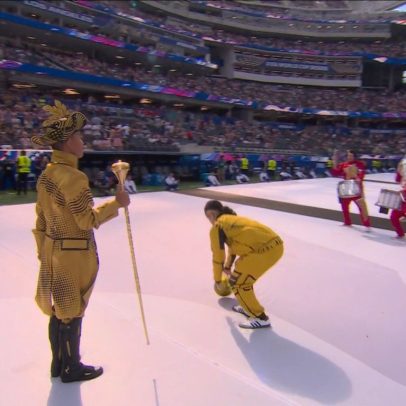 Atleta erra embaixadinha na abertura da Copa do Mundo e recebe críticas online