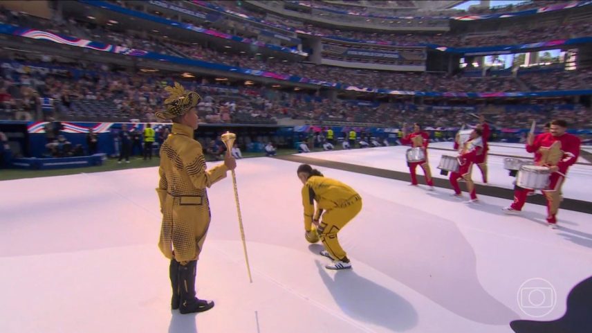 Atleta do futebol freestyle recebeu "corneta" na internet ao errar a tentativa de levantar a bola — Foto: Reprodução