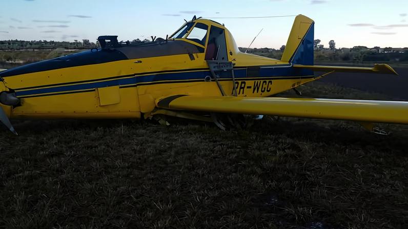 Avião agrícola faz pouso de emergência em Alegrete — Foto: Imagens cedidas/ Flaviane Antolini