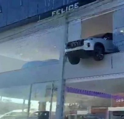 Carro fica pendurado em vitrine de concessionária Omoda & Jaecoo após manobra de funcionário no RS