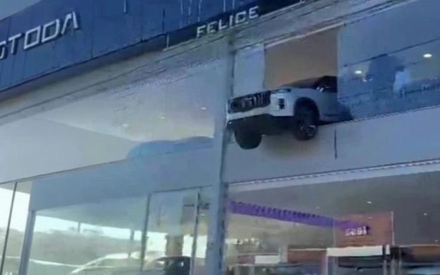 Carro fica pendurado em vitrine de concessionária Omoda & Jaecoo após manobra de funcionário no RS