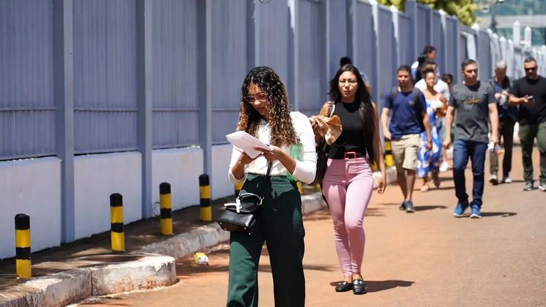 Inscritos para o Exame Nacional da Magistratura (ENAM) se encaminham para local de prova, no DF — Foto: TV Globo/Reprodução