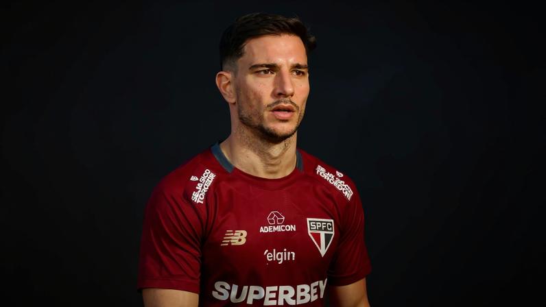 Cédric Soares em atividade no São Paulo — Foto: Pedro Guedes/saopaulofc
