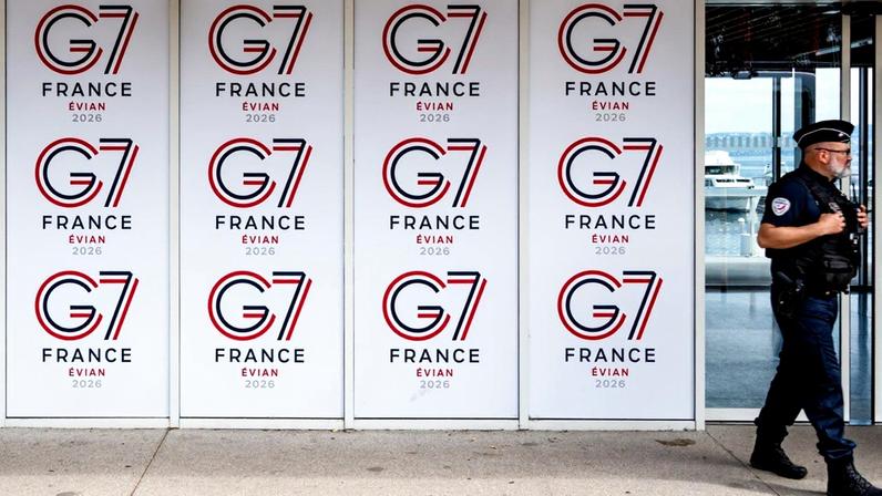 Banner do G7 na cidade francesa de Évian-les-Bains, onde a cúpula do grupo será realizada a partir desta segunda-feira (15) (Foto: JEAN-CHRISTOPHE BOTT/EFE/EPA)