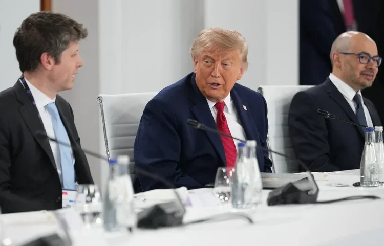 Sam Altman, Trump e Hassabis: CEOs de IA se encontram com líderes globais (Julia Demaree Nikhinson / POOL/AFP)