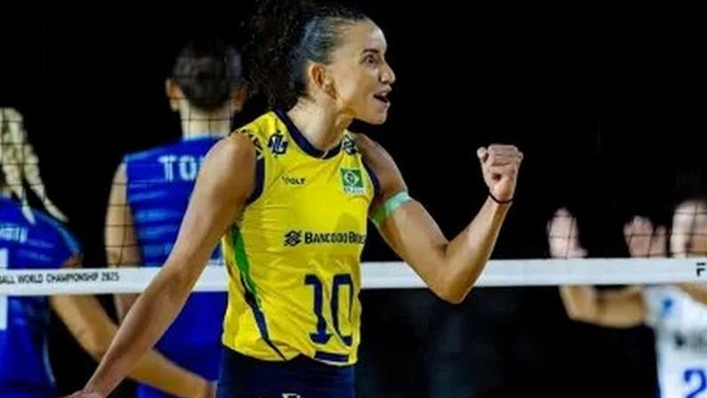 Gabi Guimarães comemora ponto do Brasil contra a Grécia