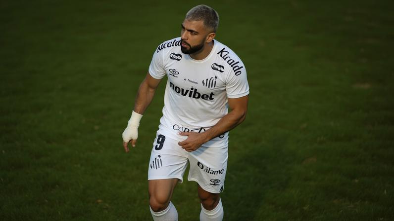 Gabigol fez gesto obsceno durante jogo entre Santos e Vitória pelo Brasileirão