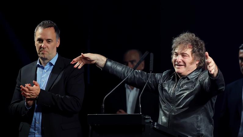 O agora ex-chefe de gabinete Manuel Adorni, ao lado do presidente Javier Milei, em evento do partido A Liberdade Avança (LLA) em Buenos Aires em 2025 (Foto: Juan Ignacio Roncoroni/EFE)