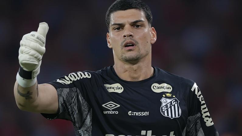 Gabriel Brazão, goleiro do Santos, em ação contra o Flamengo, no Maracanã, pelo Brasileirão