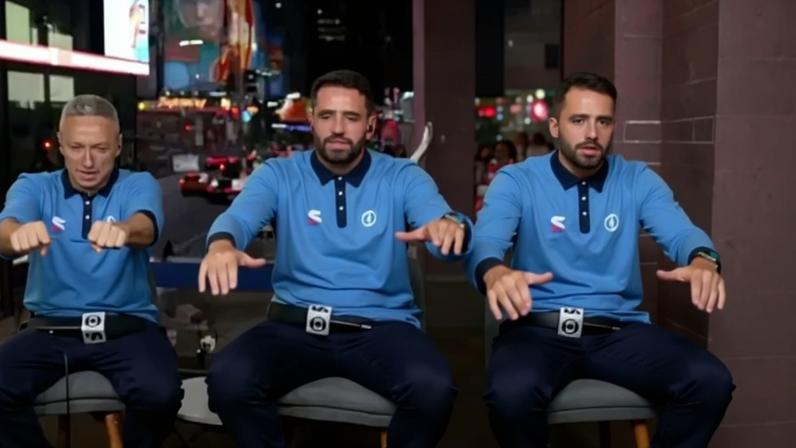 Apresentadores do Sportv imitando 'remada viking' e taça gigante caída na abertura da Copa do Mundo no México (SporTV/Youtube/Reprodução)