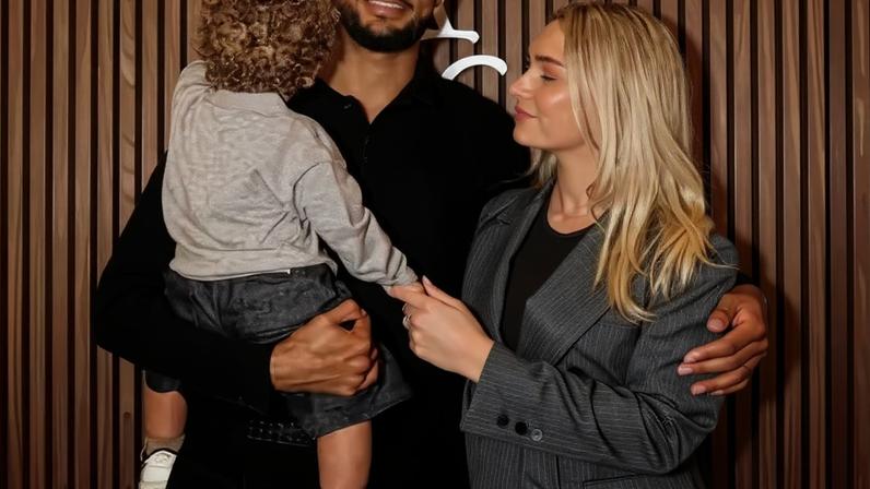 O atacante Cody Gapko e sua namorada; ao lado, a foto em que foi noticiado o aborto espontâneo